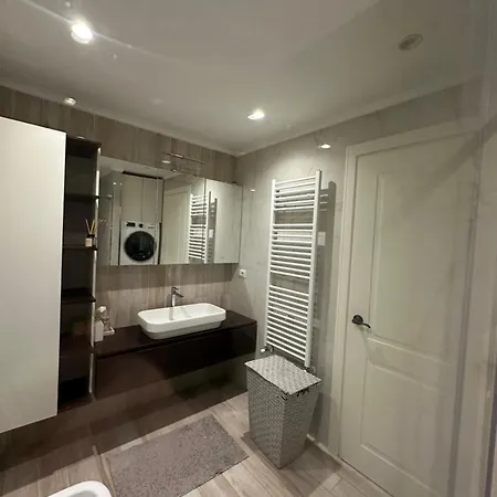 Deluxe Apartament Boulevard * Tirana